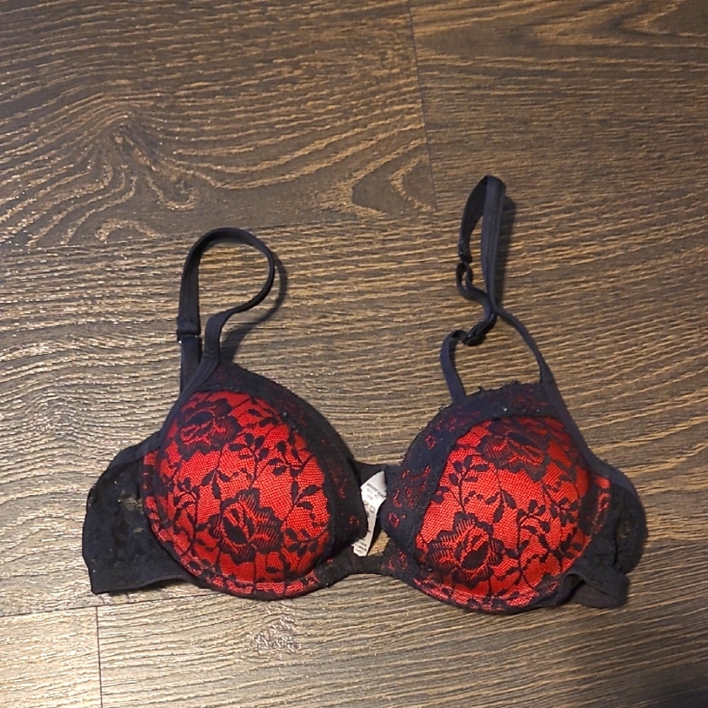 🎀La Senza Black and Red Lace Push Up Bra 32A
